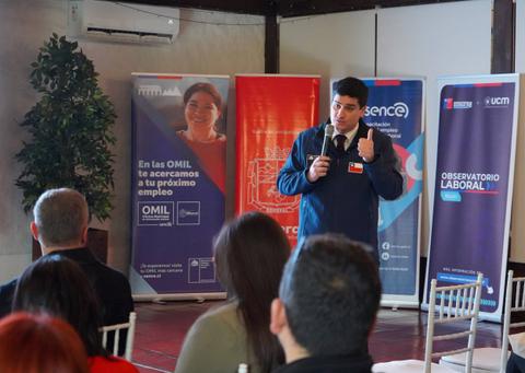 Un joven presenta en un evento sobre oportunidades laborales en Chile.