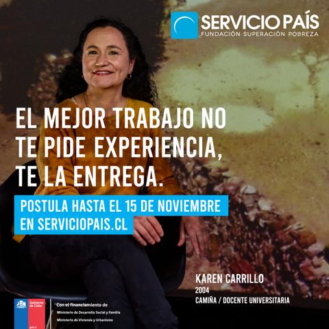 Una mujer sonriente habla sobre oportunidades laborales en un evento de Servicio País.