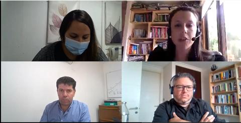 Una videoconferencia con cuatro participantes en diferentes espacios de trabajo.