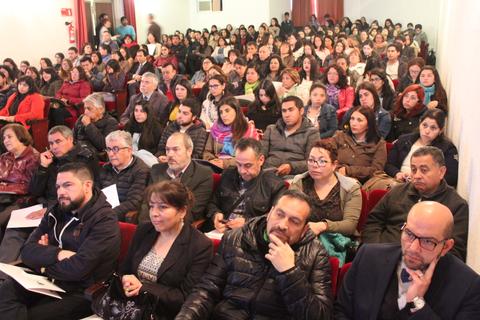 Una multitud de personas sentadas en un auditorio durante un evento.