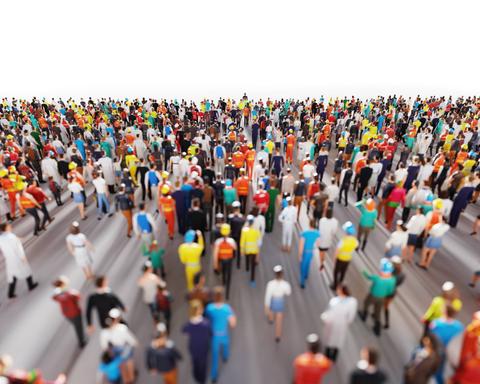 Una gran multitud de personas vestidas con diversas ropas de colores se agrupa en un espacio amplio.