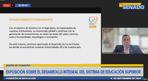 Un hombre presenta una exposición sobre el financiamiento permanente para el desarrollo del sistema de educación superior.