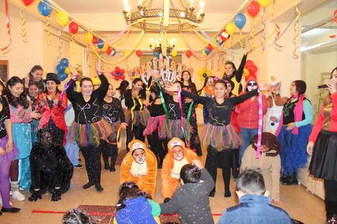 Un grupo de personas celebra una fiesta de disfraces con diversión y colorido.