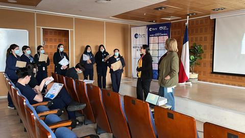 Un grupo de personas está participando en una reunión de capacitación en un auditorio.