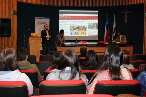 Una conferencia se lleva a cabo en un auditorio con participantes atentos.