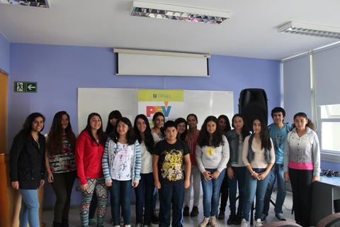 Un grupo de estudiantes posando juntos en un aula.
