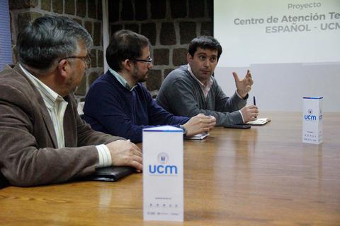 Una reunión en torno a una mesa con varios hombres discutiendo un proyecto.