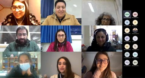 Un grupo de personas participando en una videoconferencia en cuadrantes.