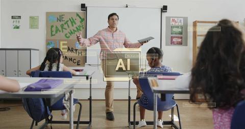 Un profesor está enseñando a un grupo de estudiantes sobre inteligencia artificial en un aula.