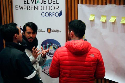 Un grupo de personas discutiendo ideas en un evento de emprendimiento.