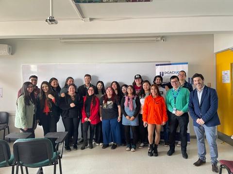 Un grupo de personas posando juntas en un aula.