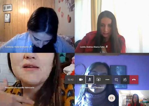 Una videollamada en la que participan varias mujeres, algunas mirando a la pantalla y otras hablando.