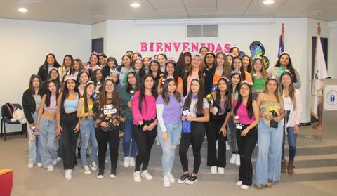 Grupo de mujeres posando en un evento de bienvenida.