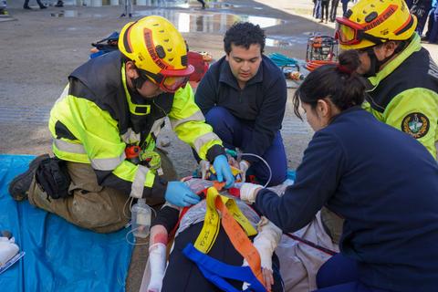 estudiantes-de-enfermeria-ucm-participan-en-simulacion-de-alta-fidelidad-en-urgencias-y-desastres.jpeg