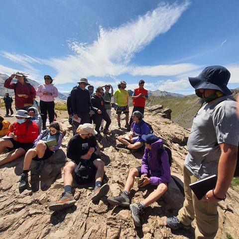 estudiantes-de-geologia-de-la-ucm-analizaron-la-relevancia-geologica-de-la-precordillera-de-san-clemente.jpeg