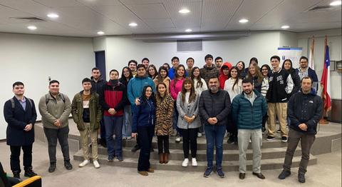 Un grupo de estudiantes posando en un salón de clases.