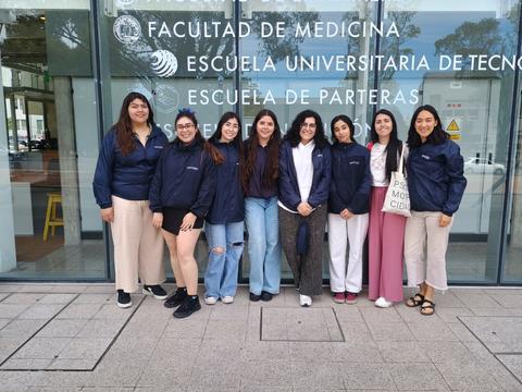 Grupo de mujeres posando frente a la Facultad de Medicina.
