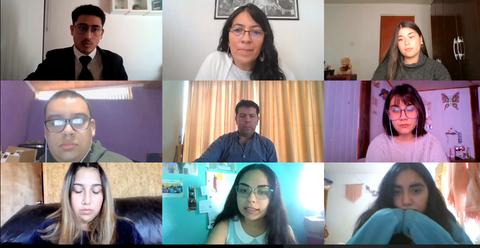 Una reunión virtual con un grupo de personas en mosaico en sus respectivos hogares.