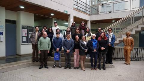 Un grupo de personas posando en un edificio moderno.