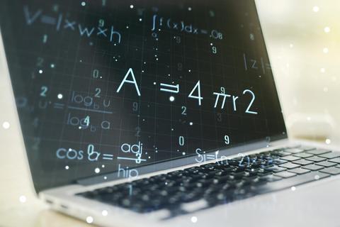 Una laptop muestra una fórmula matemática en la pantalla, resaltando la relación entre áreas y constantes matemáticas.