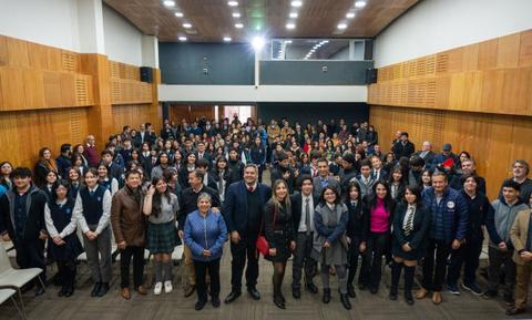 Una gran multitud de personas se reunió en un auditorio para una actividad o evento.
