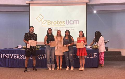 Un grupo de estudiantes recibe certificados en un evento de la Universidad Católica del Maule.