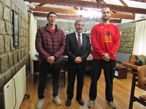 estudiantes-ucm-campeones-con-espanol-de-talca-fueron-reconocidos-por-el-rector-duran.jpeg