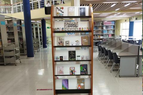 Una estantería de libros en una biblioteca con varios títulos expuestos en sus estantes.
