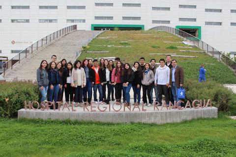 Grupo de personas posando frente al Hospital Regional Rancagua.
