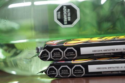 La imagen muestra dos paquetes de galletas junto a una botella de agua.