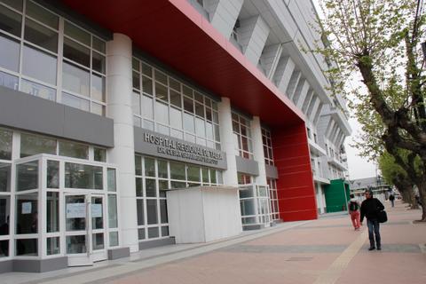 Edificio moderno de un hospital con señalización clara en la fachada.
