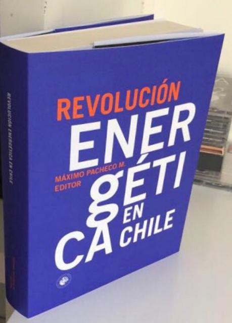 El libro titulado 'Revolución Energética en Chile' se presenta en una portada de color azul intenso.