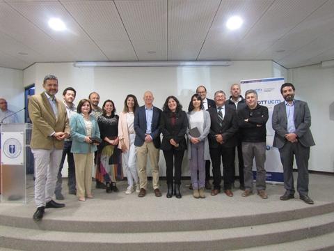 Un grupo de personas posando juntas en un evento formal.