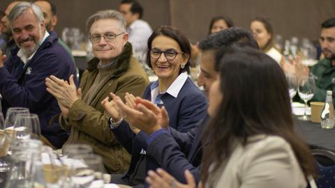 Un grupo de personas aplaudiendo en un evento social.