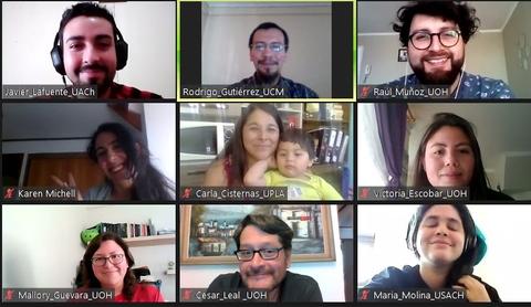 Una reunión virtual donde varias personas sonríen y conversan en pantalla.