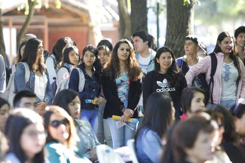 Un grupo de estudiantes se reúne al aire libre, mostrando un ambiente de camaradería y alegría.