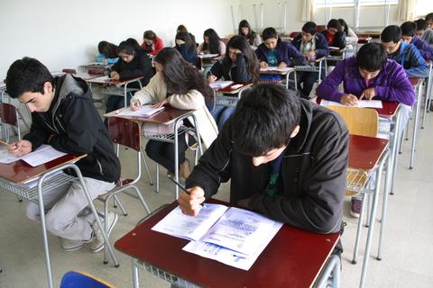 Estudiantes realizando un examen en un aula.
