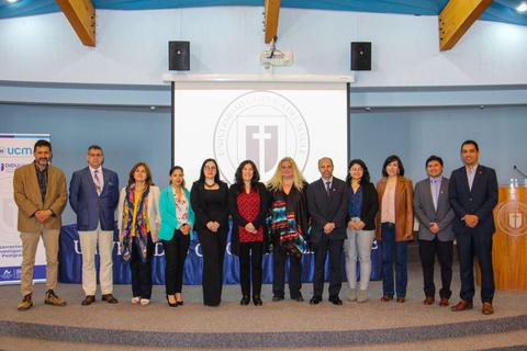 Grupo de personas posando en un evento académico.