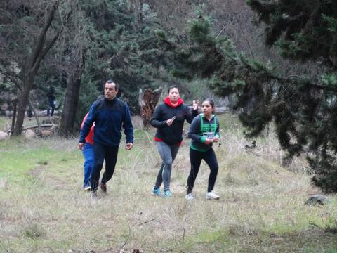 Un grupo de personas corriendo en un entorno natural.