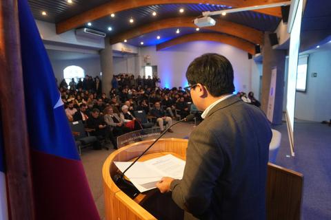 Un discurso en un seminario con gran asistencia de gente.