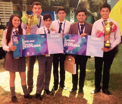 Un grupo de seis estudiantes posando con trofeos y premios en un evento escolar.