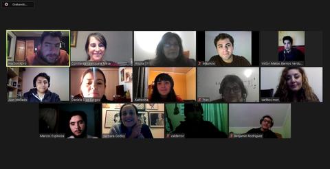 Un grupo de personas participando en una videoconferencia.