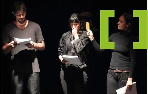 Tres actores están en escena, leyendo sus guiones en una representación teatral.