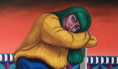 Una joven con cabello verde y suéter amarillo se recuesta pensativa sobre una superficie, contra un fondo anaranjado.