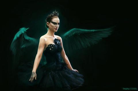 Una mujer vestida de cisne negro con alas se encuentra en una pose dramática sobre un fondo oscuro.