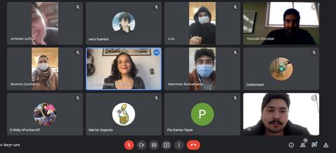 Una videoconferencia con varias personas visibles en cuadrados, algunas con mascarillas y otras sin ellas.