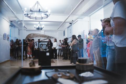 En la imagen se observa a un grupo de personas disfrutando de una exposición en un museo.