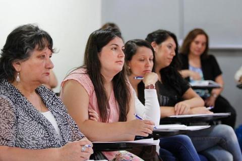 Un grupo de mujeres escuchando atentamente en una clase.