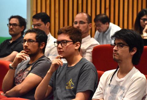 Un grupo de personas atendiendo a una conferencia en un auditorio.