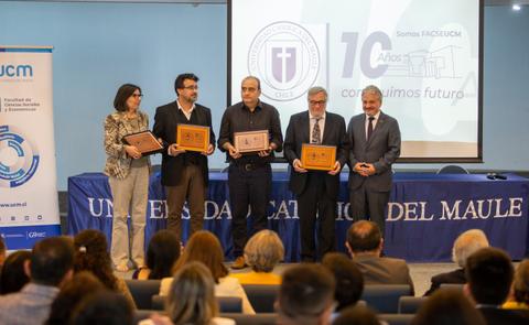 Una ceremonia de entrega de reconocimientos en la Universidad Católica del Maule.